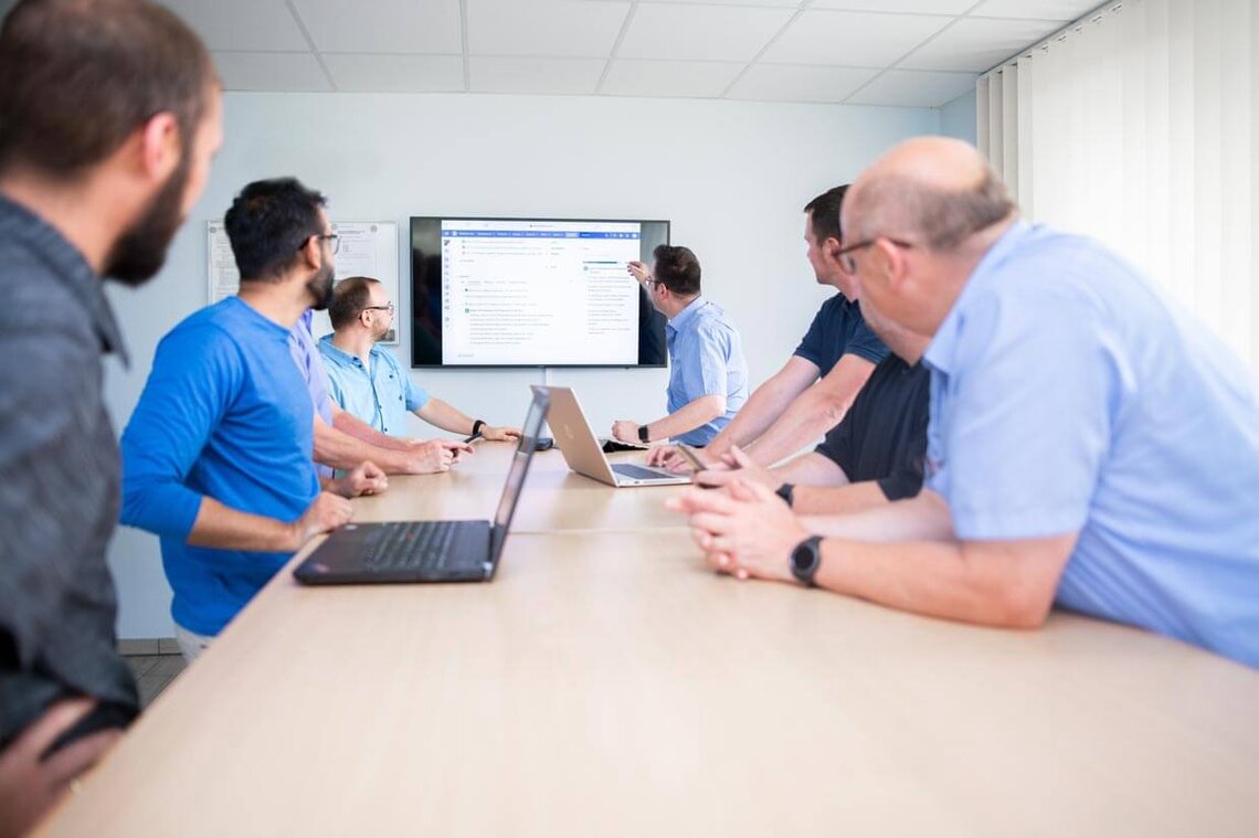 Equipa de programadores em consulta